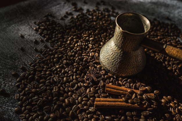 Paus de canela de café e especiarias na tábua de madeira marrom 3