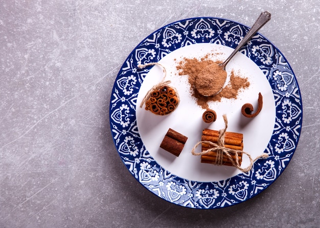 Paus de canela e canela em pó no prato