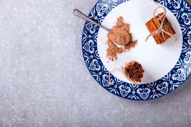 Paus de canela e canela em pó no prato