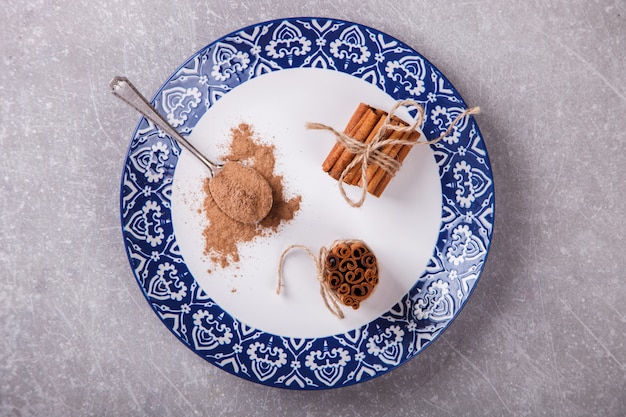 Foto paus de canela e canela em pó