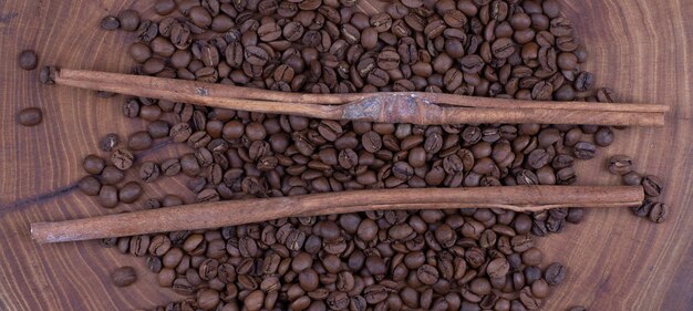 Paus de canela e grãos de café em uma velha mesa de madeira