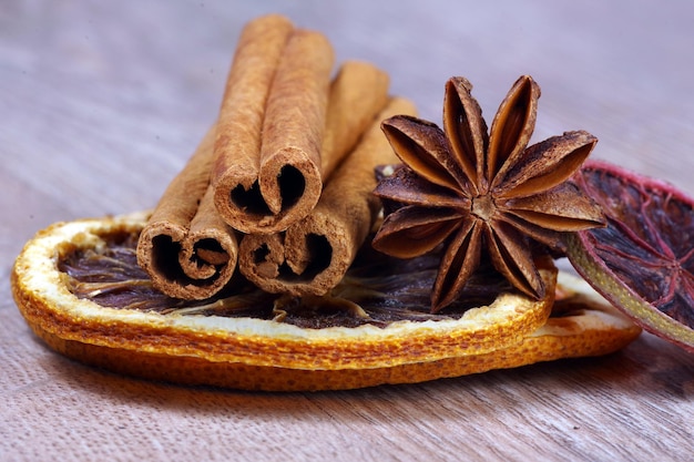 Paus de canela em cima de uma mesa com paus de canela.