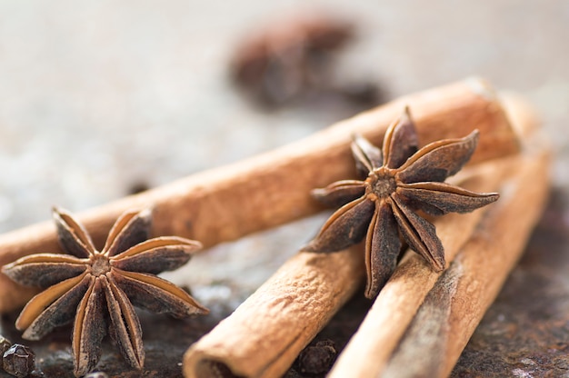 Paus de canela, estrelas de anis e pimenta preta