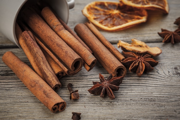 Paus de canela na mesa de madeira.