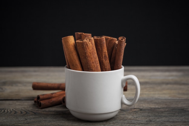 Paus de canela na mesa de madeira.