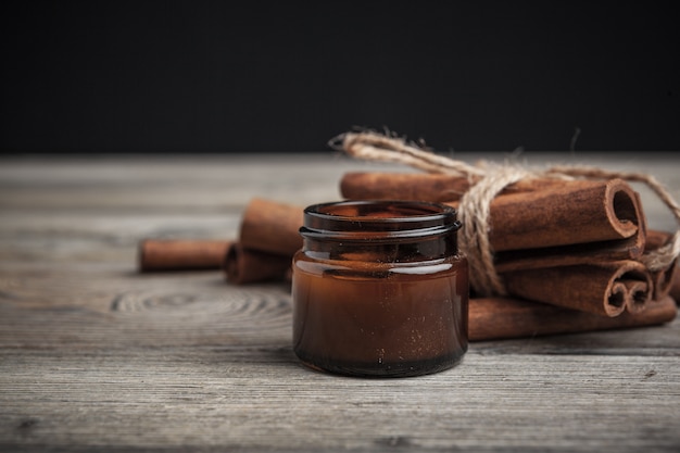 Foto paus de canela na mesa de madeira.