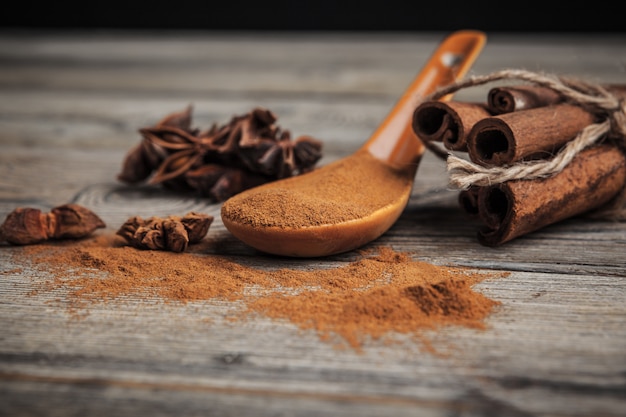 Paus de canela na mesa de madeira.