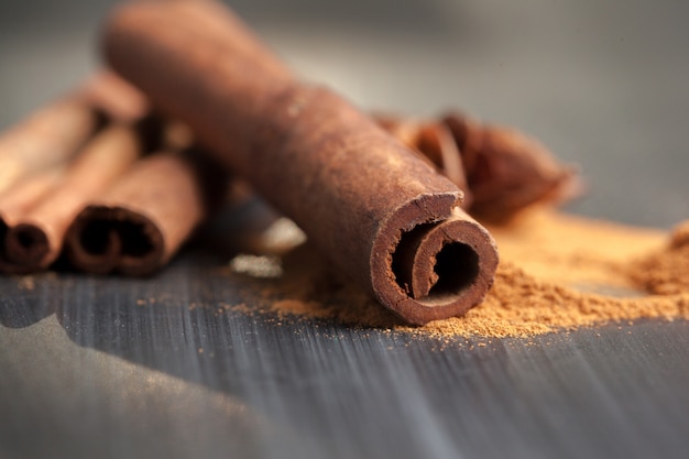 Paus de canela na mesa de madeira