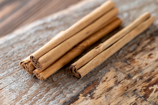 Paus de canela verdadeira na mesa de madeira