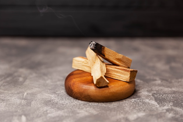 Paus espalhados da árvore Palo Santo