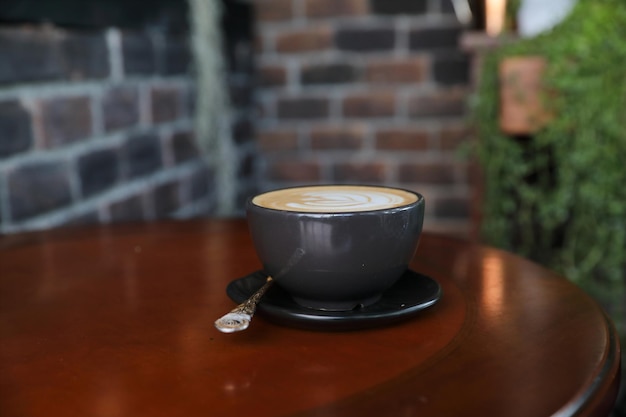 Pausa para el café capuchino sobre fondo de madera