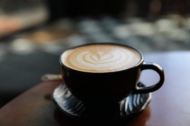 Pausa para el café capuchino sobre fondo de madera