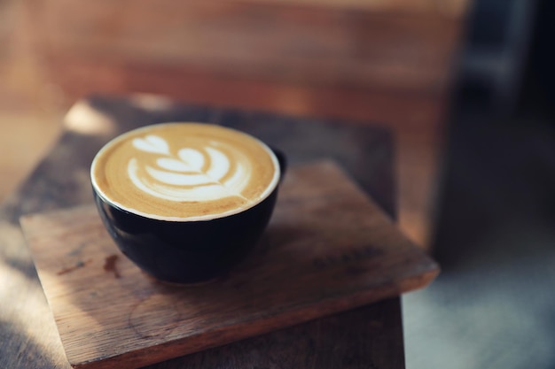 Pausa para el café capuchino sobre fondo de madera