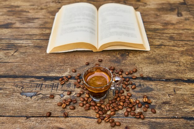 Pausa para el café y leyendo un libro.