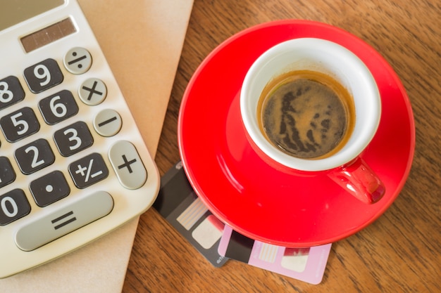 Pausa para el café en la mesa de trabajo de negocios