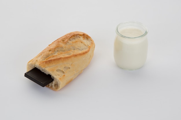 Pausa francesa, baguete com chocolate e iogurte