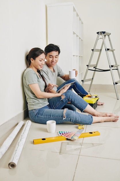 Pausa para café em apartamento novo