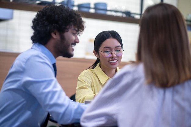 Pausa para o café. jovens sentados na cantina e discutindo algo