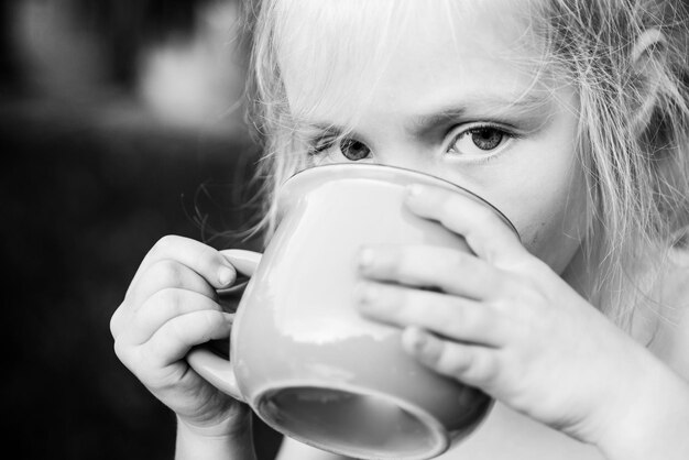 Pause für Getränk Mädchen, das etwas Wasser trinkt, glückliche Kindheit, Kinderbetreuung