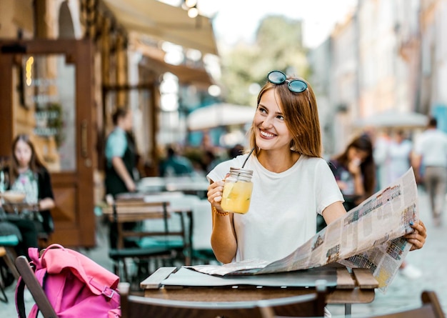 Pause mit Getränk in einem Straßencafé