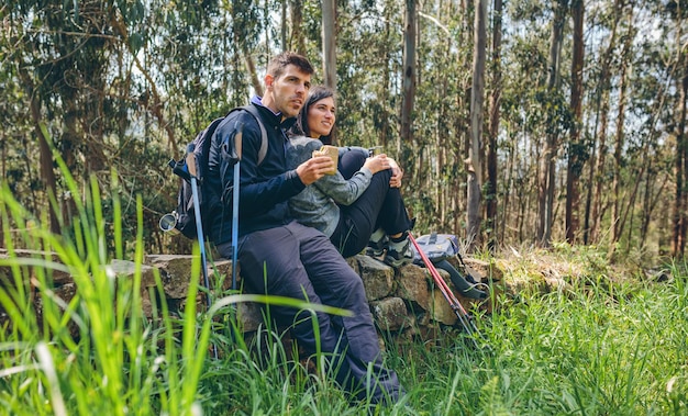 Pausierendes Paar beim Trekking