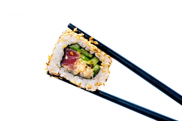 pauzinhos com sushi isolado