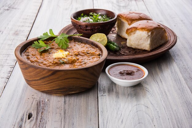 Pav Bhaji Comida rápida indiana picante com pão, cebola e manteiga, comida indiana, comida de Mumbai