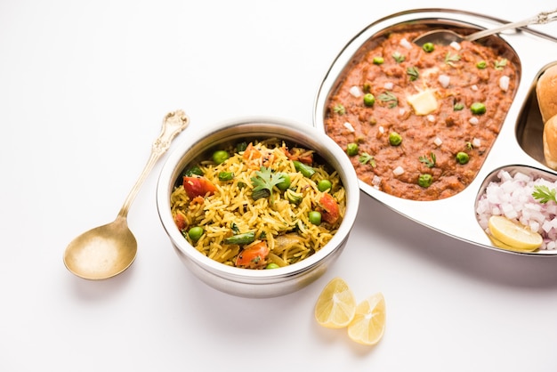 Pav Bhaji estilo Mumbai con Tawa Pulav, es una comida de carretera popular de la India