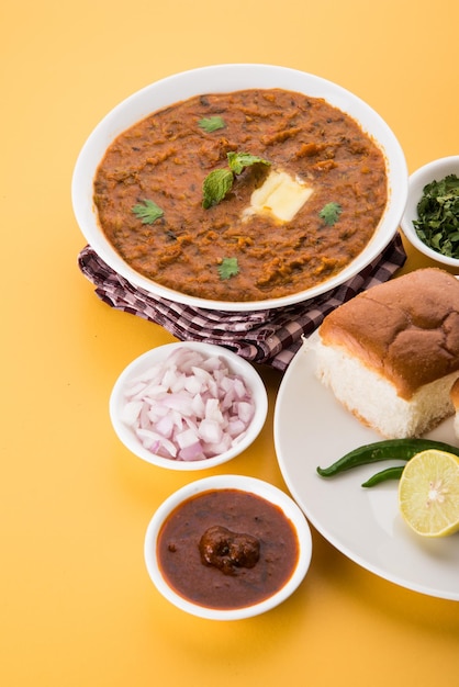 Pav Bhaji Indian comida rápida picante con pan, cebolla y mantequilla, comida india, comida de Mumbai