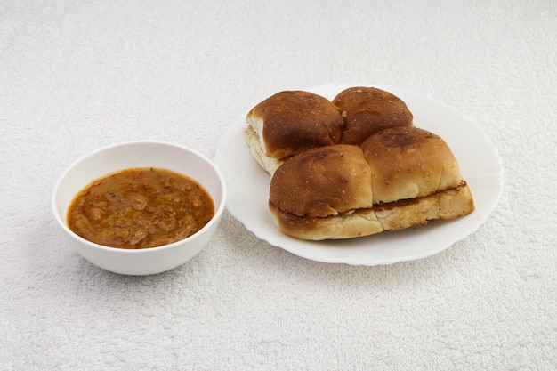 Pav bhaji en plato y cuenco blancos