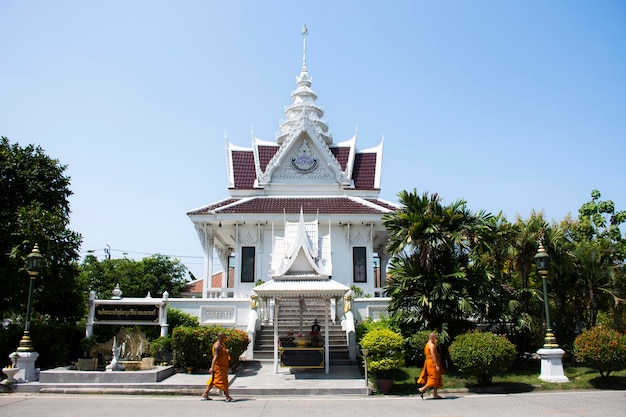 Pavilhão antigo ou antigo santuário sagrado para o povo tailandês, visita respeito, oração, bênção, desejo, adoração sagrada e misteriosa no templo Wat Ku ou Phra Nang Rua Lom em 7 de maio de 2023 em Nonthaburi, Tailândia