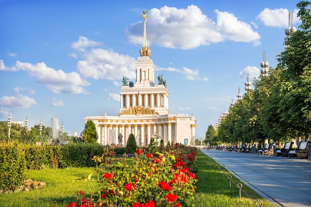 Pavilhão central e rosas vermelhas vdnh moscou legenda união das repúblicas socialistas soviéticas