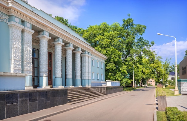 Pavilhão com colunas no território de VDNKh em Moscou em um dia de verão