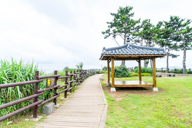 Pavilhão coreano no jeju-do oedolgae rock park, na ilha de jeju