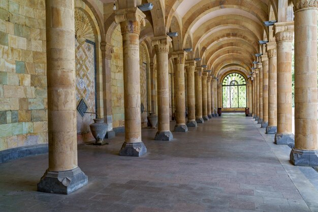 Pavilhão da Galeria de Águas com colunas na cidade turística de água mineral Jermuk, Armênia