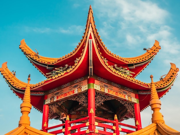 Foto pavilhão de estilo templo chinês com céu azul