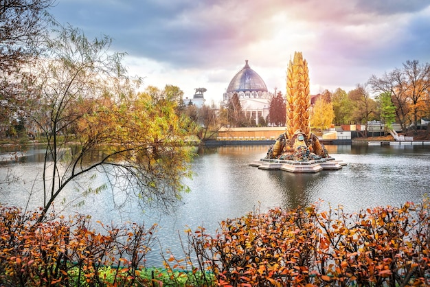 Pavilhão do Cosmos e Fonte da Orelha Dourada VDNKh Moscou