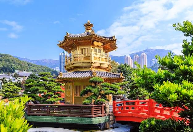 Pavilhão dourado de perfeição absoluta no jardim nan lian em chi lin nunnery hong kong china