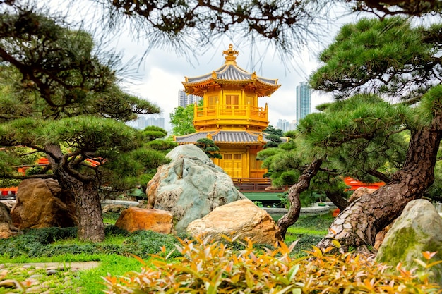 Pavilhão dourado de perfeição absoluta no Jardim Nan Lian em Chi Lin Nunnery Hong Kong China