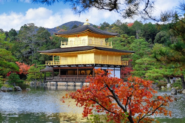 Pavilhão dourado no templo de Kinkakuji com folhas vermelhas na temporada de outono