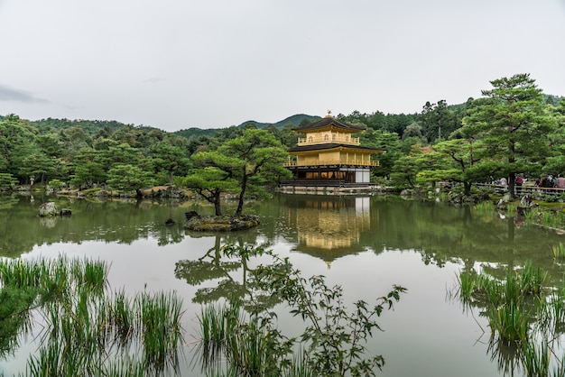 Foto pavilhão dourado no templo de kinkakuji, kyoto japão