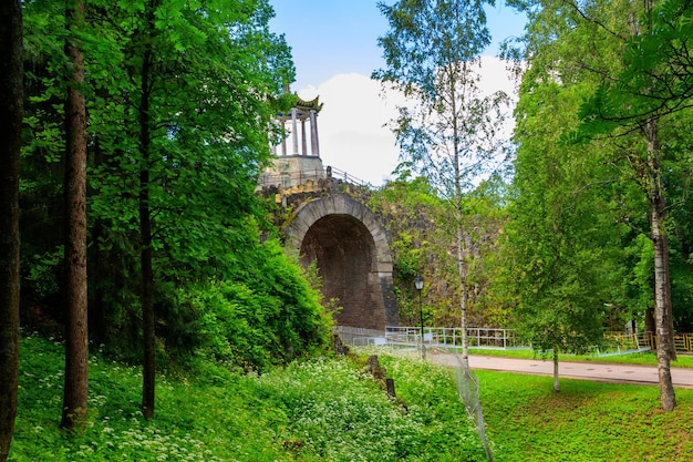 Pavilhão em estilo chinês Grand Caprice na ponte no parque Alexander em Pushkin Tsarskoye Selo Rússia