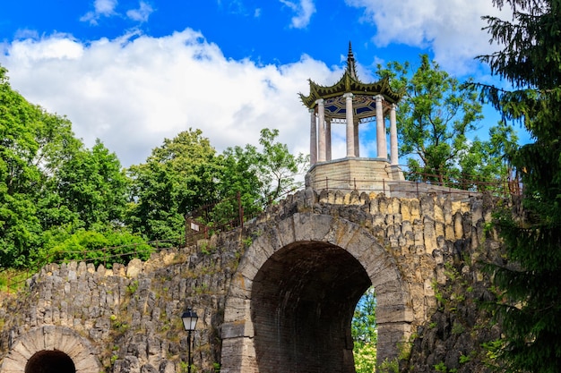 Pavilhão em estilo chinês Grand Caprice na ponte no parque Alexander em Pushkin Tsarskoye Selo Rússia