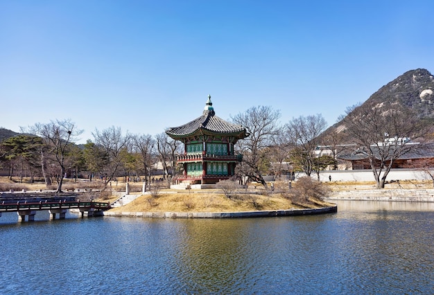 Pavilhão Hyangwonjeong na ilha artificial no lago no Palácio Gyeongbokgung em Seul da Coreia do Sul