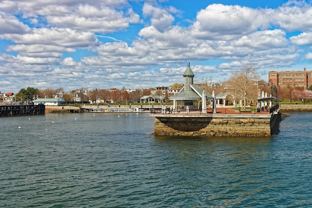 Pavilhão memorial para Master Shipbuilder em Piers Park em East Boston em Charles River em Boston, Massachusetts, Estados Unidos.