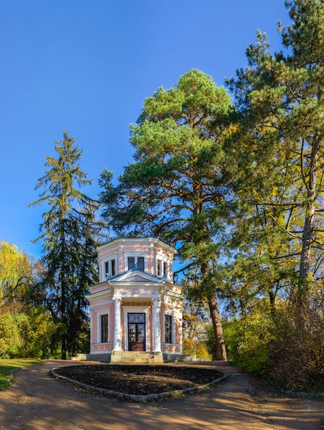 Pavilhão na ilha de anti Circe no arboreto Sofievsky ou Parque Sofiyivsky em Uman, Ucrânia, em um dia ensolarado de outono