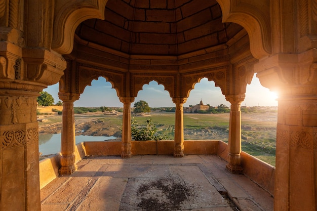 Foto pavilhão no lago amar sagar jaisalmer rajasthan índia