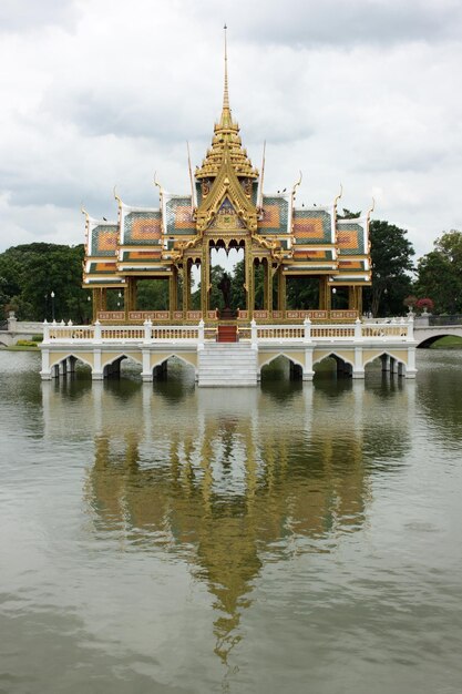Pavilhão para comemorar a morte da rainha e da princesa que se afogaram aqui no palácio de Bang Pa In