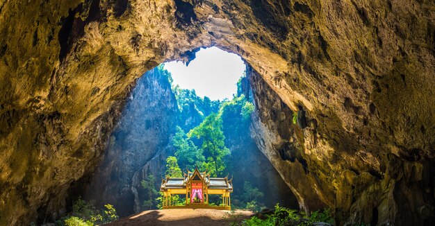 Pavilhão real na caverna Phraya Nakorn na Tailândia