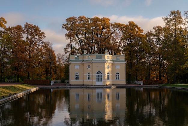 Pavilion Upper Bath en Catherine Park Tsarskoye Selo en un día de otoño Pushkin San Petersburgo Rusia